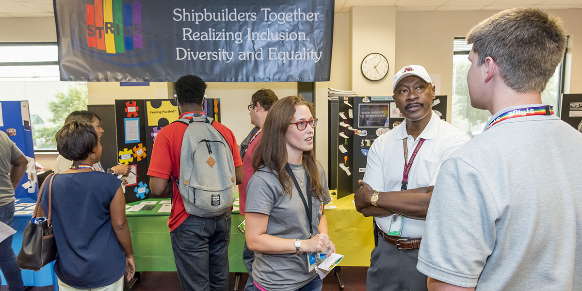 Stride Kickoff活动：Newport News的大步组织举办了一项活动，欢迎新成员并向LGBT事业教育造船厂。